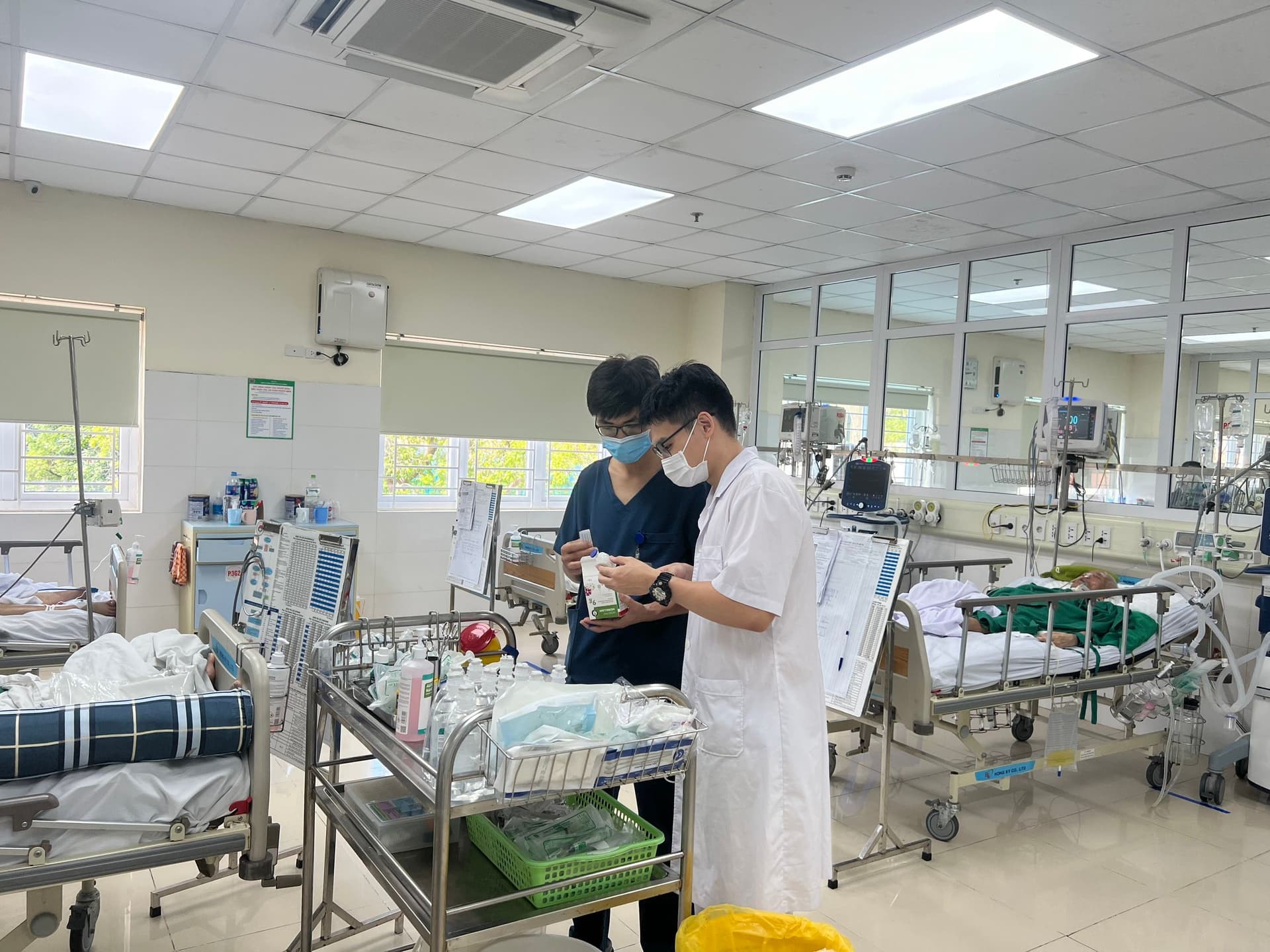 Dược sĩ lâm sàng kiểm tra công khai thuốc trên người bệnh.jpg