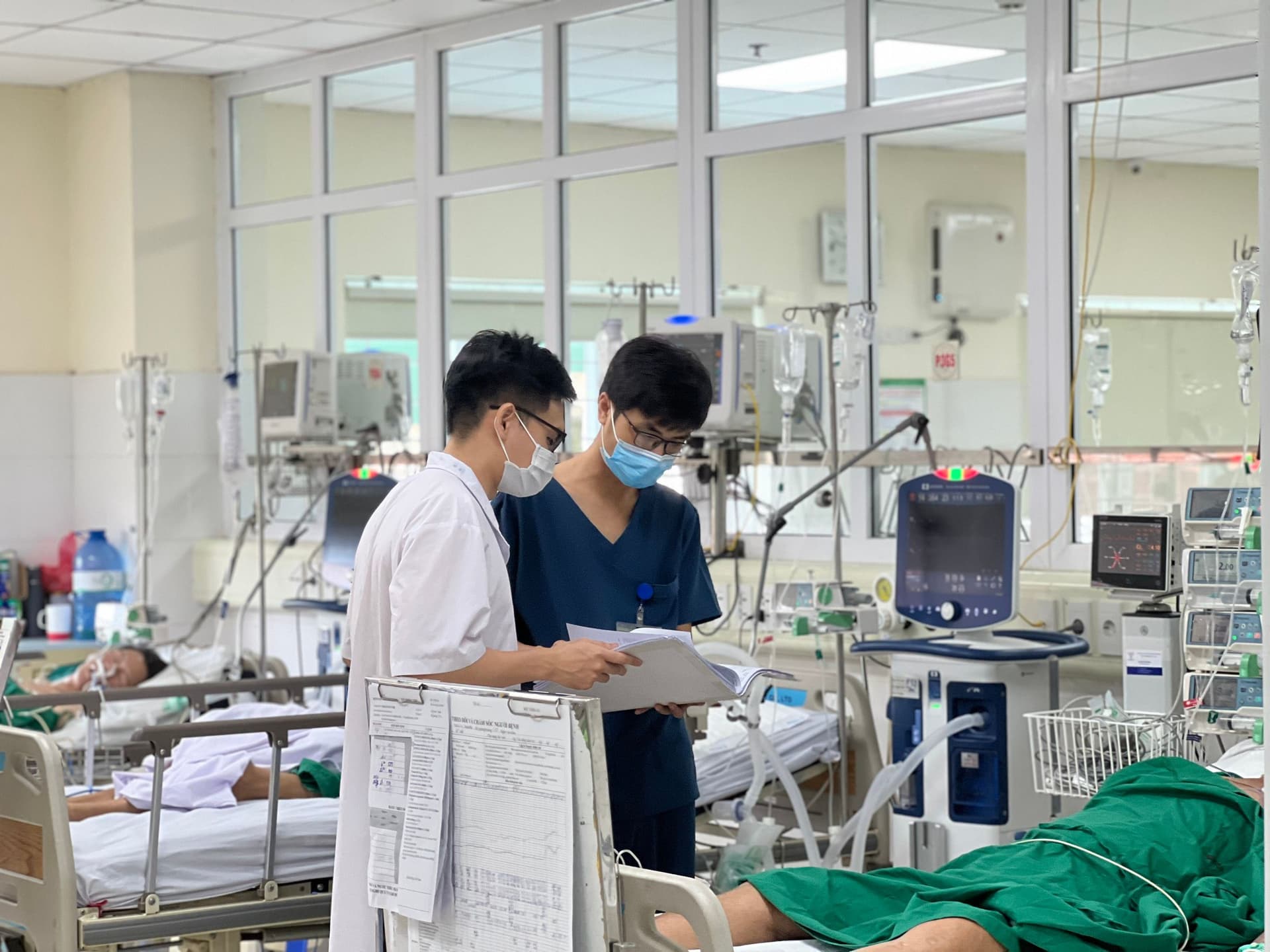 Dược sĩ lâm sàng tư vấn sử dụng thuốc cùng bác sĩ.jpg