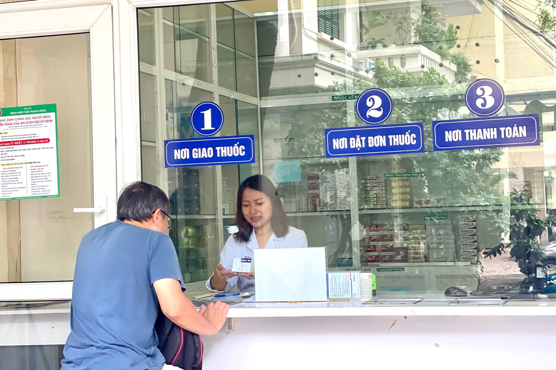 Dược sĩ nhà thuốc bán và tư vấn sử dụng thuốc cho người bệnh.jpg