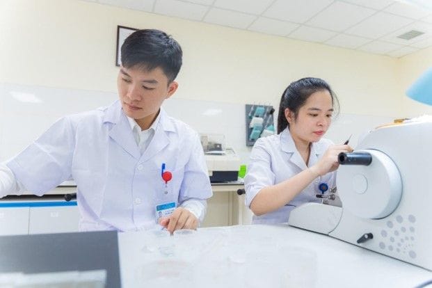 Nhân viên trong khoa đang thực hiện kỹ thuật.jpg