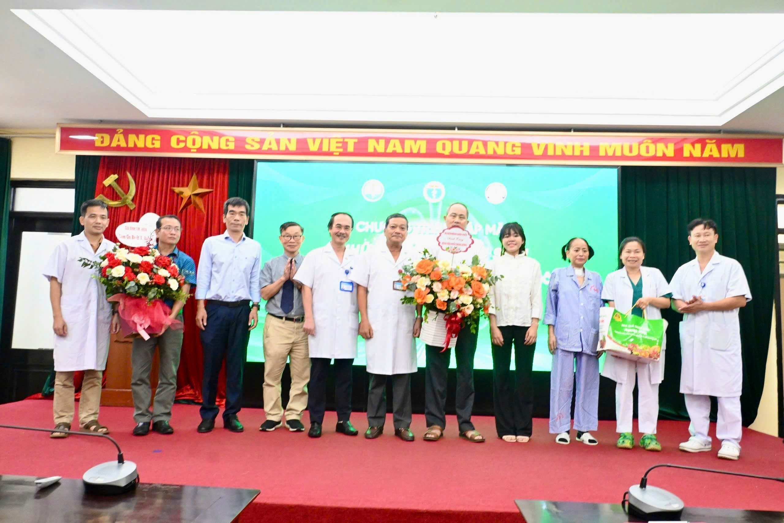 Ba bệnh nhân được ghép phổi (từ phải sang lần lượt là bệnh nhân Hiền, Anh Thư, Xuân Toại) hội ngộ ngày 23/9